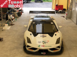 La supercar coperta dal capannone auto da corsa riparata
